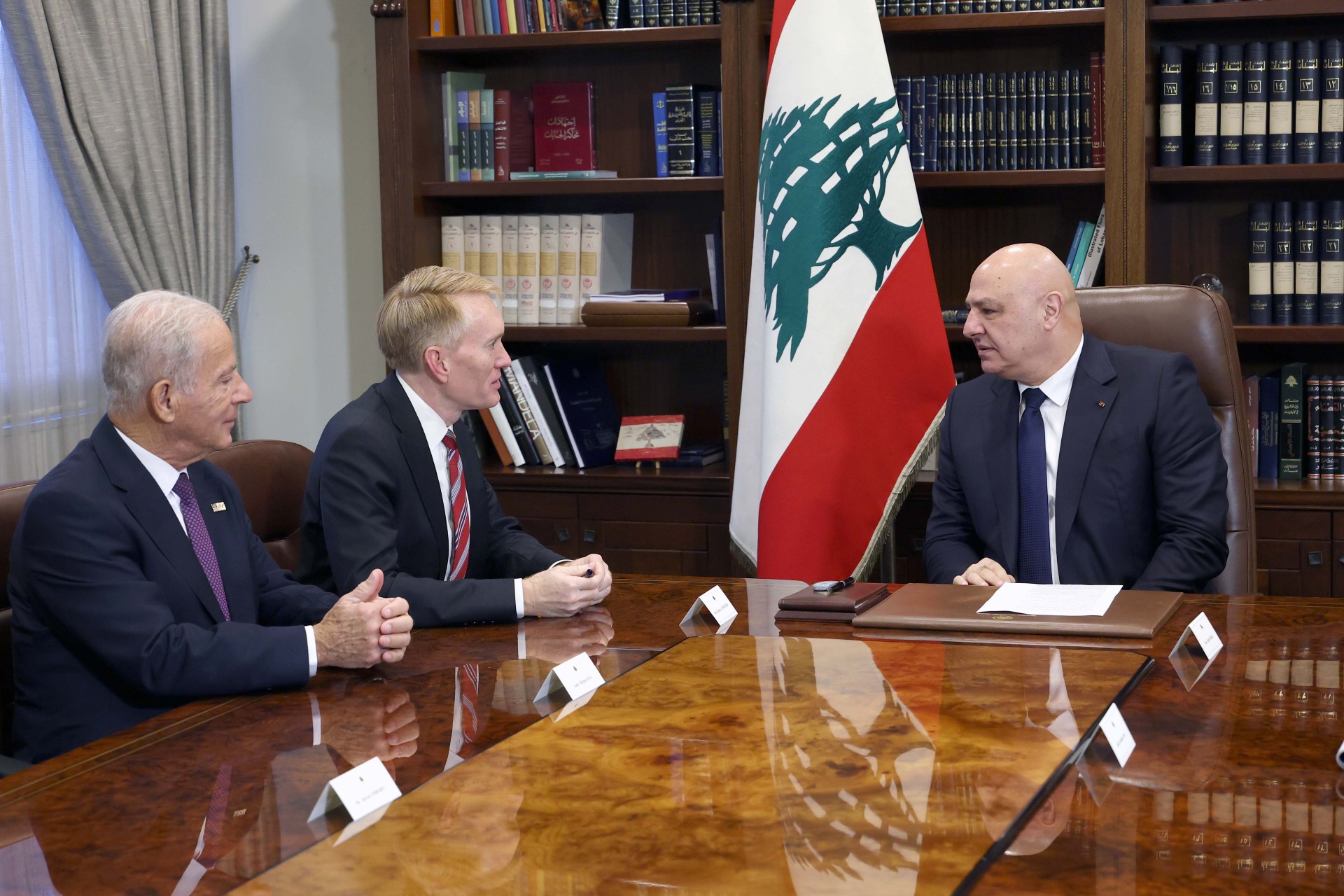 الرئيس عون إستقبل السيناتور الأميركي لانكفورد: إسرائيل تخالف إتفاق الإطار ولضرورة وقفها تدمير المنازل في القرى التي تحتلها وإستكمال إعادة الأسرى