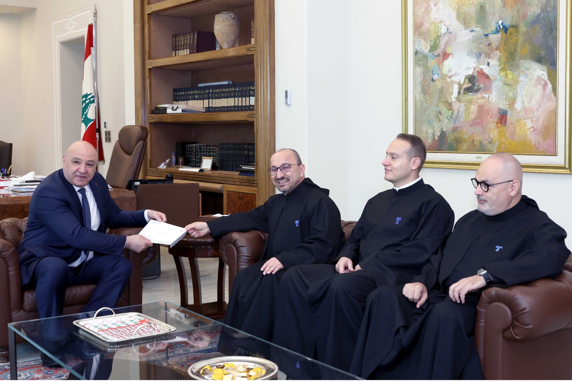 الرئيس عون تسلم من وفد من الجامعة الانطونية دعوة لحضور افتتاحية تساعية الميلاد    واطلع من رئيس مجلس إدارة "بيبسي كولا" على التحضيرات للاحتفال  بمرور خمسة وسبعين عاماً على تأسيس الشركة