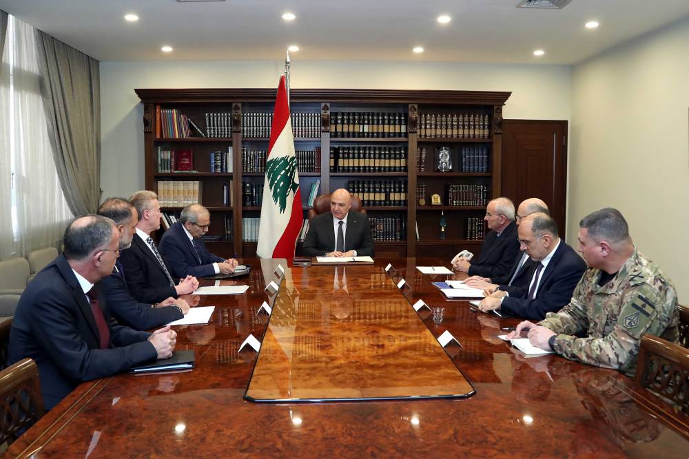 رئيس الجمهورية ترأس اجتماعاً لبحث التطورات المتعلقة بالمطار والاتفاق على سلسلة نقاط لتعزيز الامن المحيط به