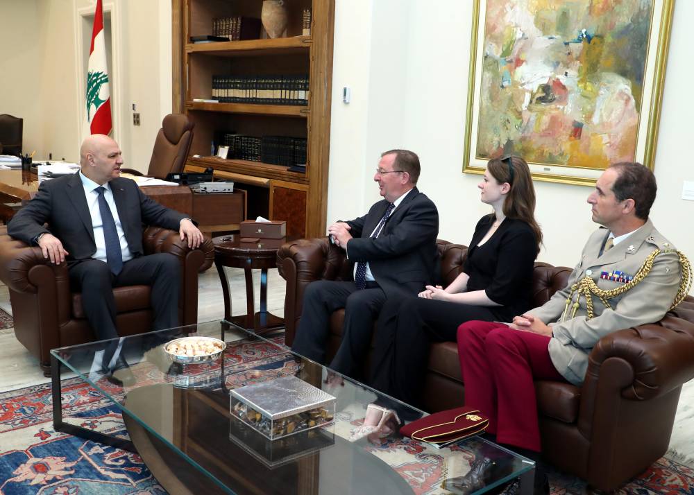  الرئيس عون استقبل السفير البريطاني: لبنان يتمسك بوجود اليونيفيل ويعلق أهمية  كبرى  على دعم بريطانيا للتمديد لها حتى تنفيذ القرار 1701 واستكمال انتشار الجيش اللبناني 