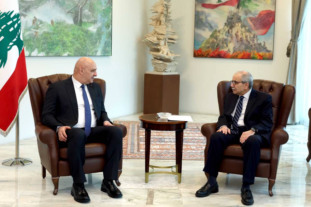 الرئيس عون عرض مع رئيس الحكومة ضرورة تثبيت وقف إطلاق النار  والإسراع في بدء الانسحاب الإسرائيلي من المناطق التجريبية