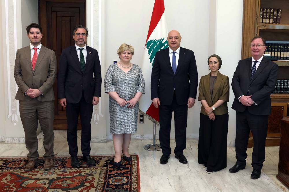 الرئيس عون مستقبلا وفدا برلمانيا بريطانيا:  نتطلع لاستمرار دعم  بريطانيا للبنان وتأييدها في سعيه لابقاء الحضور الدولي في الجنوب بعد بدء انسحاب "اليونيفيل" مع مطلع العام 2027