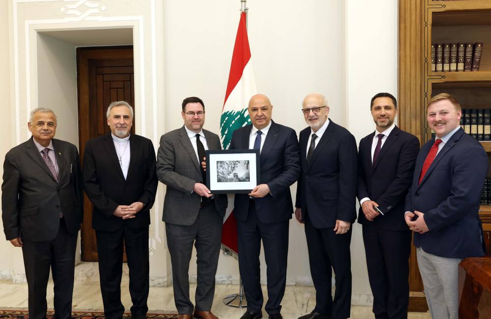 الرئيس عون في دردشة مع الصحافيين في قصر بعبدا:  بيان الجولة الرابعة من المفاوضات والنقاط المهمة جداً فيه  هو الفرصة الأخيرة لوقف شامل لاطلاق النار وليتحمل كل طرف مسؤولية عدم التجاوب