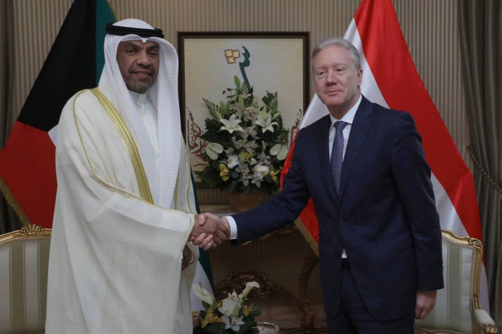 وزير الخارجية الذي يرافق رئيس الجمهورية في زيارته الرسمية الى الكويت التقى نظيره الكويتي وبحث معه اطر توطيد الصداقة بين البلدين