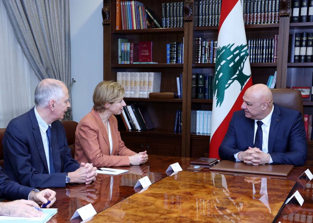 رئيس الجمهورية مستقبلا المستشارة السياسية للرئيس الفرنسي :