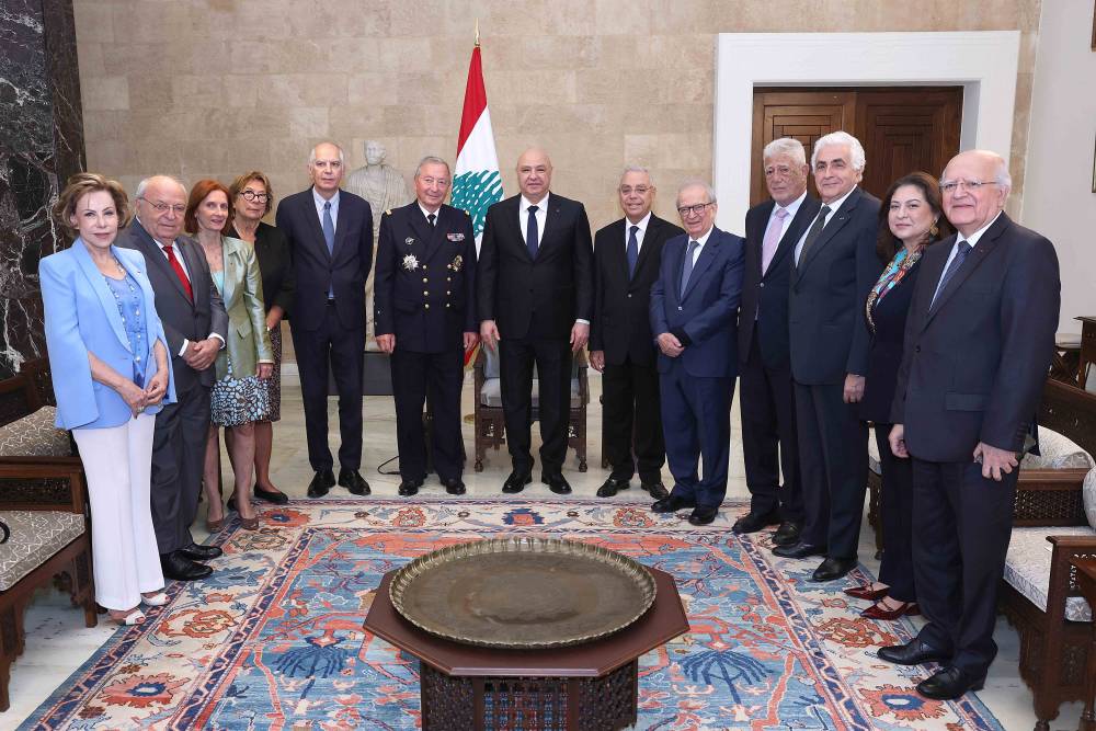 رئيس الجمهورية مستقبلا رئيس جمعية اعضاء جوقة الشرف مع وفد:  نشدد على اهمية استمرار التعاون بين فرع لبنان والجمعية الام في باريس  وننوه بما قدمته الجمعية من دعم للبنان خلال الظروف الصعبة