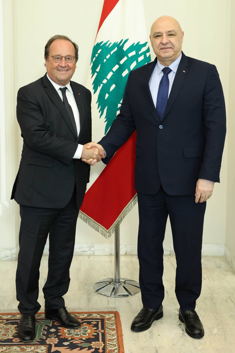 الرئيس عون استقبل الرئيس الفرنسي السابق فرنسوا هولاند  واكد على العلاقات التاريخية التي تربط لبنان بفرنسا